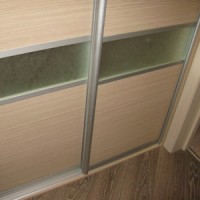 Раздвижные двери в кладовке и зеркальный шкаф-купе