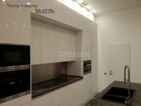 Кухня с глянцевыми фасадами