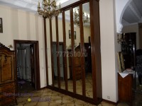 Шкаф из массива в классическом стиле